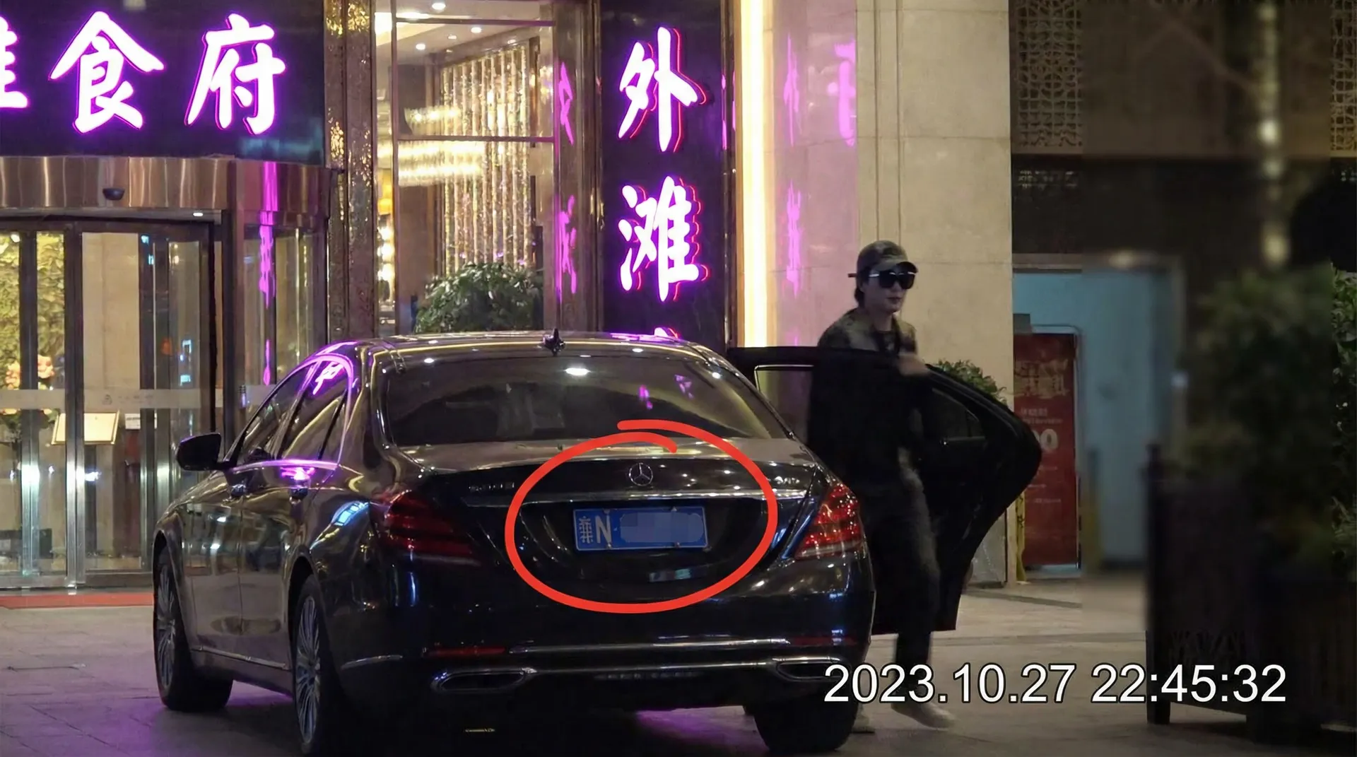 环亚app - 豪车餐厅外偷拍